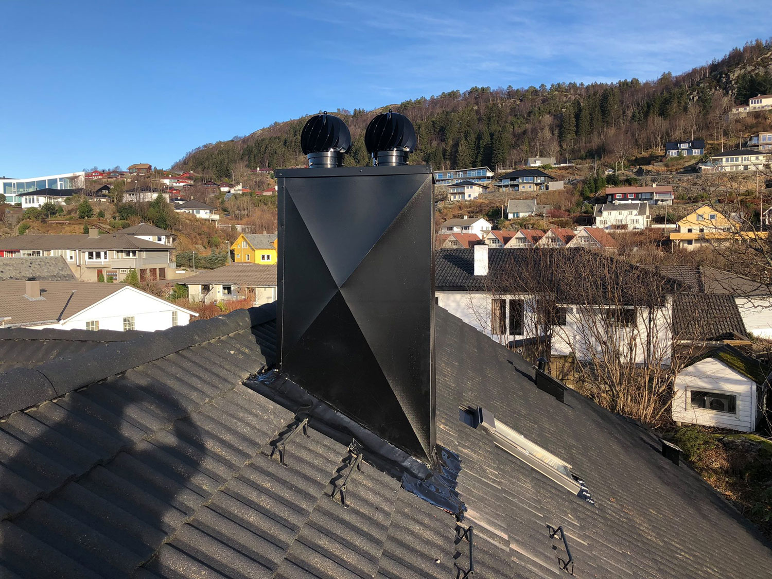 Pipe på tak med utsikt mot bebyggelse - Bergen - Nesttun - Taktekker